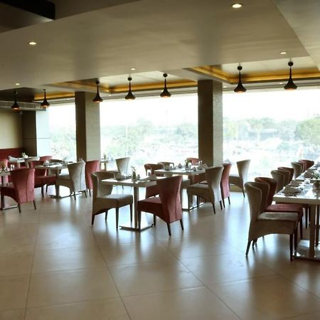 Kc Manor Hotel Джамшедпур Екстериор снимка